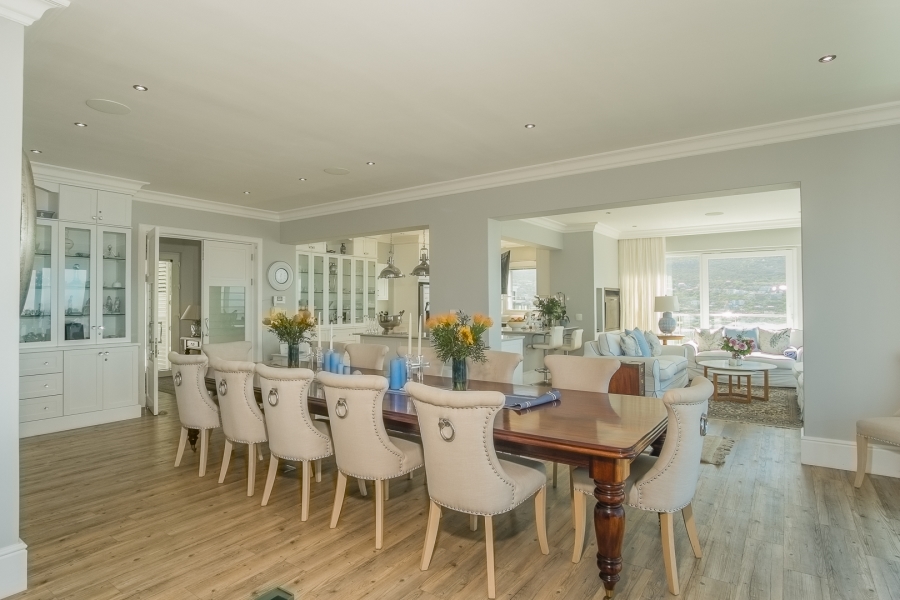 7 Bedroom Property for Sale in Cairnside Western Cape